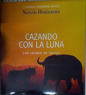 Seller image for Cazando con la luna: los leones de Savuti for sale by Almacen de los Libros Olvidados