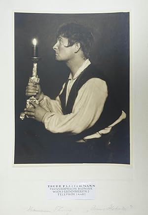 Imagen del vendedor de Hermann Thimig in "Dame Kobold". Originalfotografie (Bromsilbergelatine, links unten mit Prgestempel der Fotografin, auf Karton montiert, hier mit Bleistift bezeichnet und mit Fotografen Etikett "Trude Fleischmann / photographische Bildnisse / Wien I. Ebendorferstr. 3" sowie verso Fotografenstempel). Wien 1924, 22 x 17 cm (35 x 25 cm Karton) a la venta por Antiquariat Johannes Mller