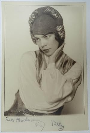 Imagen del vendedor de Tilly Losch. Originalfotografie (Silbergelatine links unten mit Prgestempel "Trude Fleischmann - Wien I. Ebendorferstrasse 3" u. unterhalb im weien Rand eigenh. mit Bleistift signiert; verso Fotografenstempel "Trude Fleischmann / Reproductionsrecht vorbehalten."). Von der Knstlerin im weien unteren Rand signiert mit "Tilly". Fotopostkarte Wien um 1925, 12,5 x 8,5 cm. a la venta por Antiquariat Johannes Mller