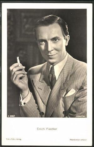 Imagen del vendedor de Ansichtskarte Schauspieler Erich Fiedler im Anzug mit Zigarette a la venta por Bartko-Reher