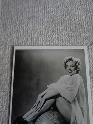 Imagen del vendedor de Marilyn Monroe [Globe][Postcard] a la venta por The Librarian's Books