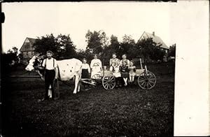 Foto Ansichtskarte / Postkarte Rinderwagen, Kinder, Szene vom Bauernhof