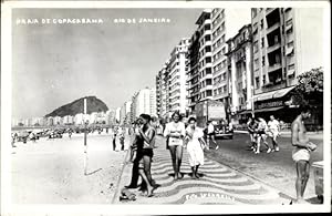 Bild des Verkufers fr Foto Ansichtskarte / Postkarte Rio de Janeiro Brasilien, Praia de Copacabana, Strandpromenade, Bademode zum Verkauf von akpool GmbH