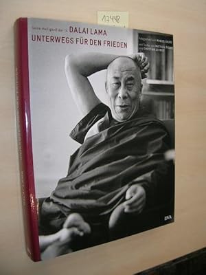 Bild des Verkufers fr Unterwegs fr den Frieden. Seine Heiligkeit der 14. Dalai Lama fotografiert von Manuel Bauer. zum Verkauf von Klaus Ennsthaler - Mister Book