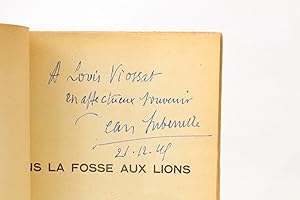 Seller image for Dans la fosse aux lions for sale by Librairie Le Feu Follet