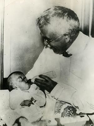 Canada Doctor Defoe & one of Dionne Quintuplets Old Press Photo 1934