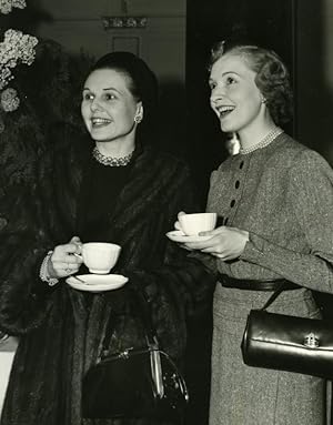 Actress Sheila Sim & Susanna Foster Dorchester Hotel London Old Press Photo 1953