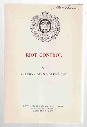 Imagen del vendedor de Riot Control a la venta por Riverwash Books (IOBA)