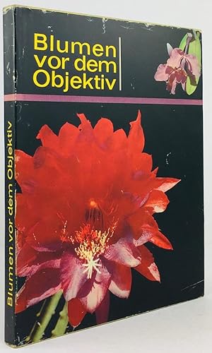 Seller image for Blumen vor dem Objektiv. Bilderverzeichnis und Erluterungen: Ludmila Karpowicz. bersetzt von Maria Wolczacka und Malgorzata Bester. Die Aufnahmen wurden im Botanischen Garten der Warschauer Universitt gemacht. for sale by Antiquariat Heiner Henke