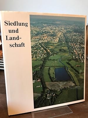 Bild des Verkufers fr Siedlung und Landschaft in ihren Wechselbeziehungen. Herausgegeben von d. Bremer Landesbank u.d. Staatl. Kreditanst. Oldenburg-Bremen. Wilhelm Wortmann ; Arnold Braune. [Fotos: Hans-Bernd Rdiger ; Mattias Hoffmann] zum Verkauf von Altstadt-Antiquariat Nowicki-Hecht UG