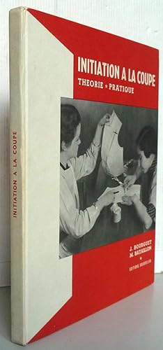 Imagen del vendedor de Initiation  la coupe thorie et pratique  l'usage des lves des lyces, collges, coles normales, cours complmentaires et de toute femme qui cherche  rsoudre elle-mme les problmes de coupe familiale a la venta por Librairie Thot