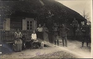 Foto Ansichtskarte / Postkarte Deutsche Soldaten vor einem Bauernhaus, Ostfront, I. WK