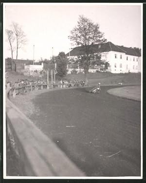 Fotografie Speedway Motorradrennen, Rennfahrer auf einem Motorrad in der Kurve