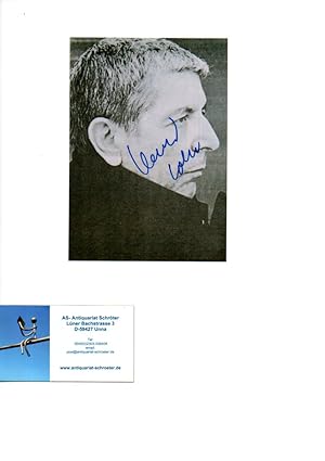 Schwarz-Weiß Photo mit einem Porträt des Sängers. Von Cohen auf der Vorderseite signiert.