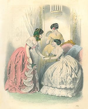 MODE. Drei junge Frauen in Kleidern in Rosa, Weiß und Hellgelb.