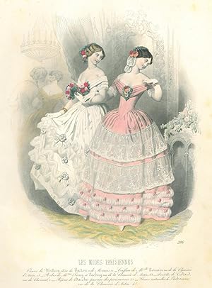 MODE. Zwei junge Frauen in Kleidern in Weiß und Rosa, verziert mit Blumen.