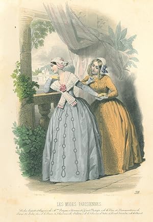 MODE. Zwei junge Frauen in Kleidern in Hellgrau und Dunkelgelb auf einer Terrasse stehend.