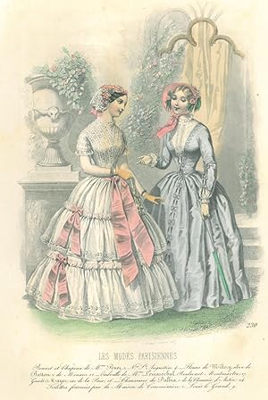 MODE. Zwei junge Frauen in prächtigen Kleidern unterhalten sich im Park.
