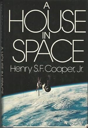 Immagine del venditore per A House in Space venduto da Lavendier Books