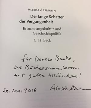 Immagine del venditore per Der lange Schatten der Vergangenheit. Erinnerungskultur und Geschichtspolitik. venduto da Bhrnheims Literatursalon GmbH