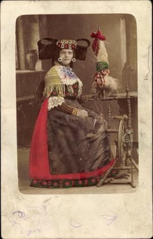 Foto Ansichtskarte / Postkarte Frau in westfälischer Tracht am Spinnrad, Haube, Schultertuch