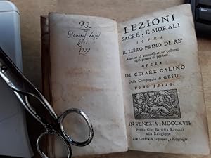 Bild des Verkufers fr Lezioni Sacre, E Morali Sopra Il Libro Primo De' R : Adatte ad ammaestrar ne'costumi ogni genere di persone. / Opera Di Cesare Calino Della Compagnia di Ges Tomo Sesto. Titelholzschnitt, italienisch. zum Verkauf von Antiquariat Robert Loest