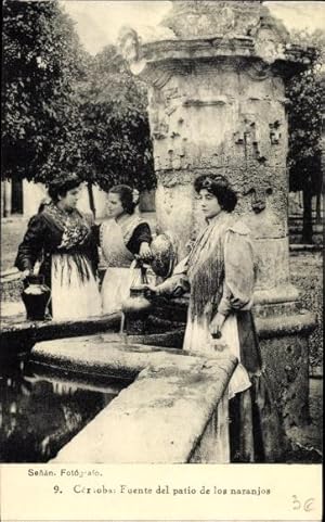 Ansichtskarte / Postkarte Cordoba Andalusien Spanien, Fuente del patio de los naranjos, Frauen in...