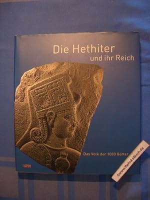 Bild des Verkufers fr Die Hethiter und ihr Reich : das Volk der 1000 Gtter ; diese Publikation erscheint anllich der Ausstellung "Die Hethiter. Das Volk der 1000 Gtter" vom 18. Januar bis 28. April 2002 in der Kunst- und Ausstellungshalle der Bundesrepublik Deutschland in Bonn. Hrsg. Kunst- und Ausstellungshalle der Bundesrepublik Deutschland GmbH. Red. Helga Willinghfer mit Uta Hasekamp. bers. aus dem Trk. Ayse Baykal-Seeher . bers. ins Trk. Ali Akkaya . In Zusammenarbeit mit dem T. C. Kulturministerium - Generaldirektion fr Denkmler und Museen, Ankara] zum Verkauf von Antiquariat BehnkeBuch