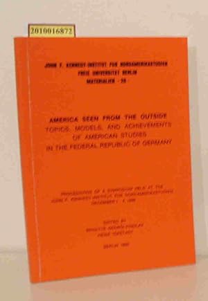 Immagine del venditore per America seen from the outside topics, models, and achievements of American studies in the Federal Republic of Germany proceedings of a symposium held at the John-F.-Kennedy-Institut fr Nordamerikastudien, December 1 - 4, 1988 / John-F.-Kennedy-Institut fr Nordamerikastudien, Freie Universitt Berlin. Ed. by Brigitte Georgi-Findlay Heinz Ickstadt venduto da ralfs-buecherkiste