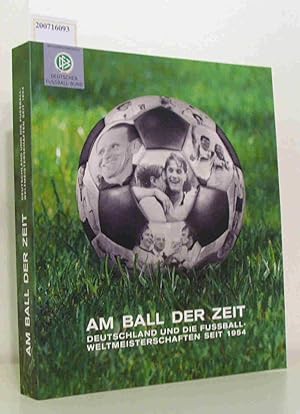 Bild des Verkufers fr Am Ball der Zeit- Deutschland und die Fuball-Weltmeisterschaften seit 1954 [anlsslich der Ausstellung "Am Ball der Zeit. Deutschland und die Fuball-Weltmeisterschaften seit 1954" im Historischen Museum der Pfalz Speyer, vom 31. Mai bis 17. Oktober 2004, einem gemeinsamen Projekt des Deutschen Fuball-Bundes und des Historischen Museums der Pfalz] / hrsg. vom Historischen Museum der Pfalz, Speyer. Mit Beitr. von Martin Atherton . Einl. zu den Weltmeisterschaften und Objekttexte von Ellen Horstrup . [Katalogred. Sabine Kaufmann] zum Verkauf von ralfs-buecherkiste