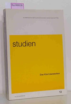 Bild des Verkufers fr Das Kind dazwischen - Ein Bericht ber die Beziehungen zwischen Schule und Familie in den Mitgliedstaaten der Europischen Gemeinschaft. Kommission der Europischen Gemeinschaften, Sammlung Studien - Bildungsreihe Nr. 13 zum Verkauf von ralfs-buecherkiste