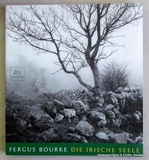 Seller image for Die irische Seele. Herausgegeben von Bettina Lemke. 2. Auflage. Mnchen, dtv, 2003. Kl.-4to. Mit zahlreichen Abbildungen nach Schwarzwei-Fotografien. 119 S. Farbiger Or.-Kart. (dtv premium, 24322). (ISBN 3423243228). - Originalausgabe. for sale by Jrgen Patzer