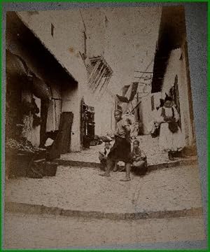 Bild des Verkufers fr Grande photographie anciennes originale (Vers 1880). Tirage albumin d'poque mont sur carton bleu-vert reprsentant une scne de rue anime zum Verkauf von JOIE DE LIRE