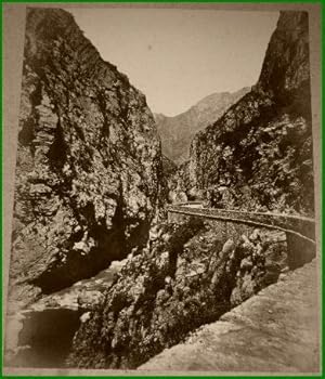 Bild des Verkufers fr Grande photographie anciennes originale (Vers 1880).Tirage albumin d'poque mont sur carton bleu-vert reprsentant Paysage Algrien chemin dans des Gorges. zum Verkauf von JOIE DE LIRE