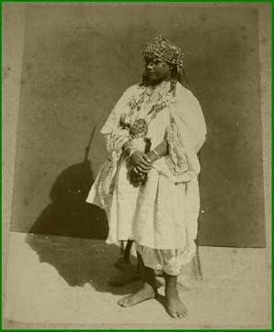 Bild des Verkufers fr Grande photographie anciennes originale (Vers 1880). Tirage albumin d'poque mont sur carton bleu-vert reprsentant une femme arabe en habit traditionnel zum Verkauf von JOIE DE LIRE