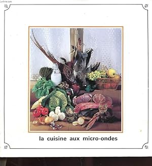 Seller image for LA CUISINE AUX MICRO-ONDES - SOUPES - OEUFS - SAUCES - POISSONS ET FRUITS DE MER - VOLAILLES - VIANDES - LEGUMES - DESSERTS - BOISSONS for sale by Le-Livre