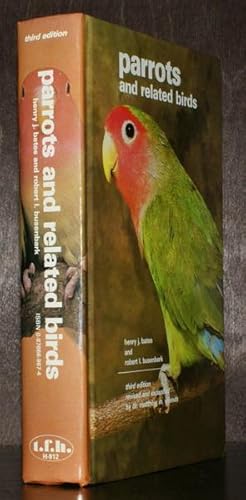 Seller image for Parrots and related birds. Third edition, revised and expanded by Dr. Matthew M. Vriends. for sale by Antiquariat Stefan Wulf