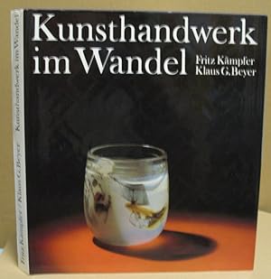 Seller image for Kunsthandwerk im Wandel. Aus dem Schaffen dreier Jahrzehnte in der Deutschen Demokratischen Republik. for sale by Nicoline Thieme