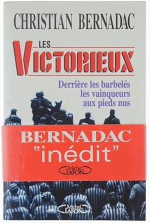 LES VICTORIEUX - Derrières les barbelés, les vainqueurs aux pieds nus: