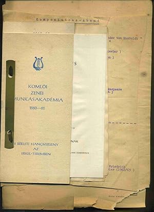 Image du vendeur pour Joachim Dietrich Link. 10 Mappen mit Programmheften des Musikers Joachim Dietrich Link. Von ihm selbst angelegt . Die einzelnen Mappen enthalten zahlreiche Aktivitten / Auftritte des Knstlers: Handschriftliche Notizten von Link auf den Mappen. Die meisten Programme sind gelocht. Vorhanden sind: Mappe Greiz II / Mappe Anfnge der Leipziger Zeit ab 1947 bis Anfang der 50er Jahre / MappeGrimmitschau 1955 - 1957 / Mappe1964 , Gera u.a. / Mappe Gera II / Mappe Greiz III bis 1963 / Mappe Programme 1947 / 48 und 49. ./ Mappe Programme um 1955 / Mappe Programme 1951 / 53 // Mappe Greiz I ab 1957/ Ebenfalls dabei 1 Mappe mit der Partitur von Leo  Janceks Katja Kabanova. Die Partitur als Fotoreprint. Mit den handschriftlichen Notizen von Link. Vor allem Druckfehler in der Partitur und nderungen zur Instrumentation. mis en vente par Umbras Kuriosittenkabinett