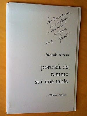 Portrait de femme sur une table