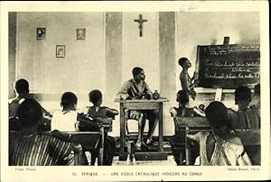 Bild des Verkufers fr Ansichtskarte / Postkarte Franzsisch Kongo, Une Ecole Catholique indigne, Kinder in der Schule, Tafel, Lehrer zum Verkauf von akpool GmbH