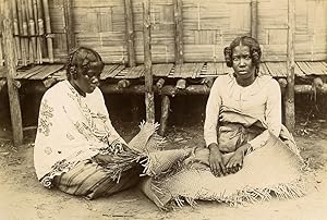 Madagascar Women of Ste Marie braiding mats Old Photo Herschell-Chauvin 1910'