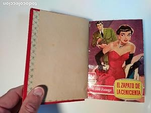 Seller image for UN VOLUMEN con los siguientes ttulos y autores: EL ZAPATO DE LA CENICIENTA,, por Mara Adela Durango,con 122 pg. ODIOSO RECUERDO, por Adela Gala, con 124 pp. SE HA ABIERTO UNA VENTANA, por Mara Adela Durango,con 123 pg. Col. Alondra, Amapola. Ed Bruguera, Barcelona, 1 Ed. 1954-53-53. Los tres ttulos conservan sus cubiertas superiores en color. Tamao 155x110mm. Holandesa con lomo en tela. Buen estado, sin taras ni mermas. Antiguo caucho, apenas legible, en hoja de cortesa tercer ttulo. Algo de xido, propio del tipo de papel y su antigedad. Bisagras impecables y cortes simtricos, ambos detalles importantes que hablan del cuidadoso trato recibido. Precioso ejemplar, lleno de singular atractivo. for sale by Librera Anticuaria Ftima