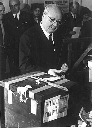 Fotografia originale di Saragat che depone la scheda nell'urna per le elezioni: Roma, 19/5/68