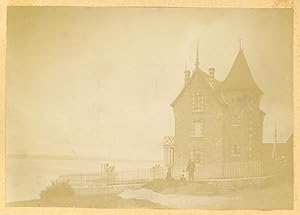 Bild des Verkufers fr France, Bretagne, Normandie, vue sur une maison, bord de mer,  identifier zum Verkauf von photovintagefrance