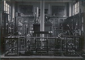 Vue intérieure d'un laboratoire scientifique, ca.1900 vintage silver print