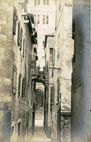 Croatie, Split, Ruelle avec vue de la cathédrale, ca.1910, vintage silver print