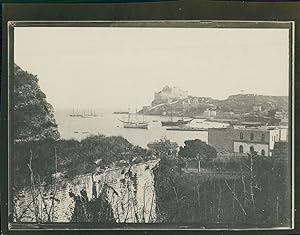 Italie, Naples, Vue du Castel dell'Ovo et des voiliers dans la baie, ca.1900, Vintage silver print