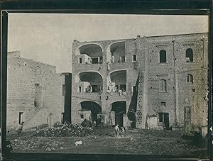 Italie, Pompéi, Ouvriers près des ruines, ca.1900, Vintage silver print